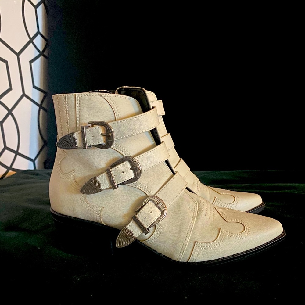 Women’s off white bootie 6.5